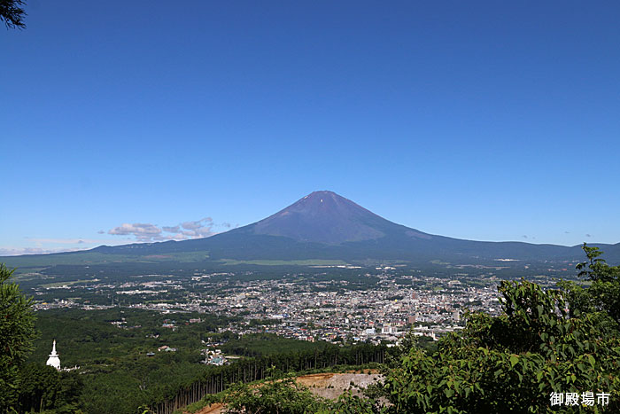 箱根側の高台から見た夏の富士山と御殿場市街